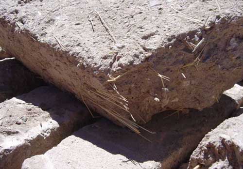 Brique de terre crue et paille